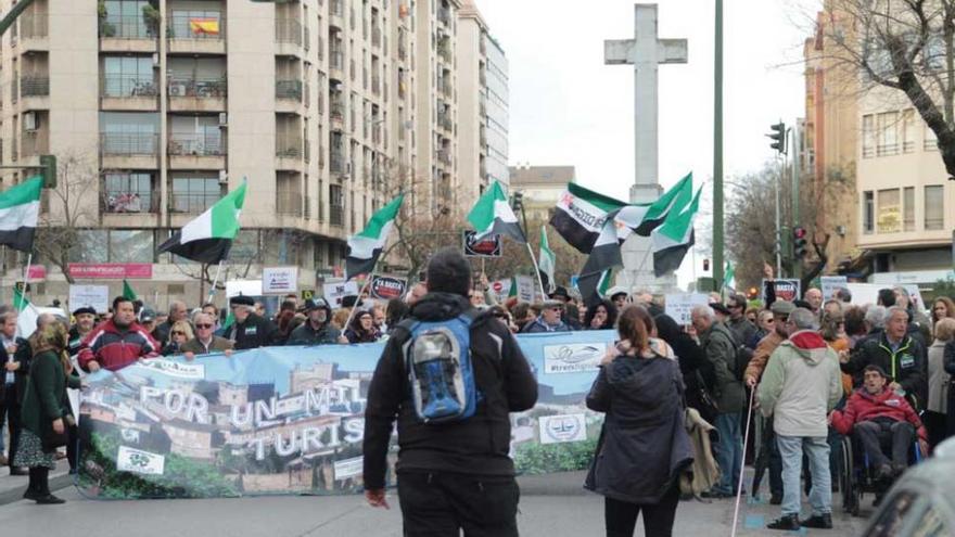 400 cacereños se lanzan a la calle exigiendo un tren digno para Extremadura