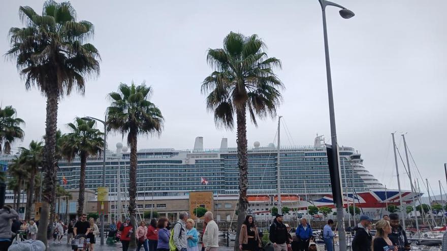Seis mil británicos recalan en Vigo a bordo del colosal «Arvia»