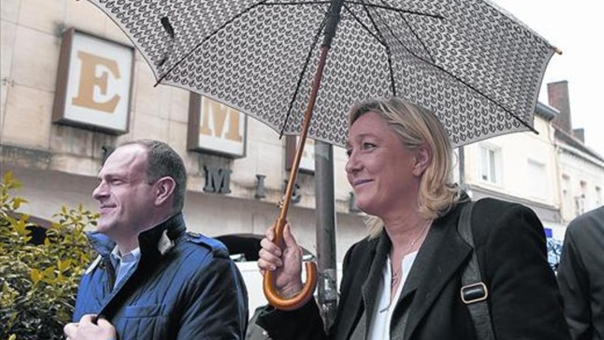 Marine Le Pen y Steve Briois, ambos del Frente Nacional, el viernes en Henin-Beaumont.