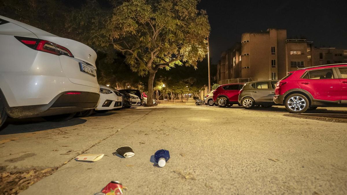 El aparcamiento de Federico García Lorca cierra por las noches.