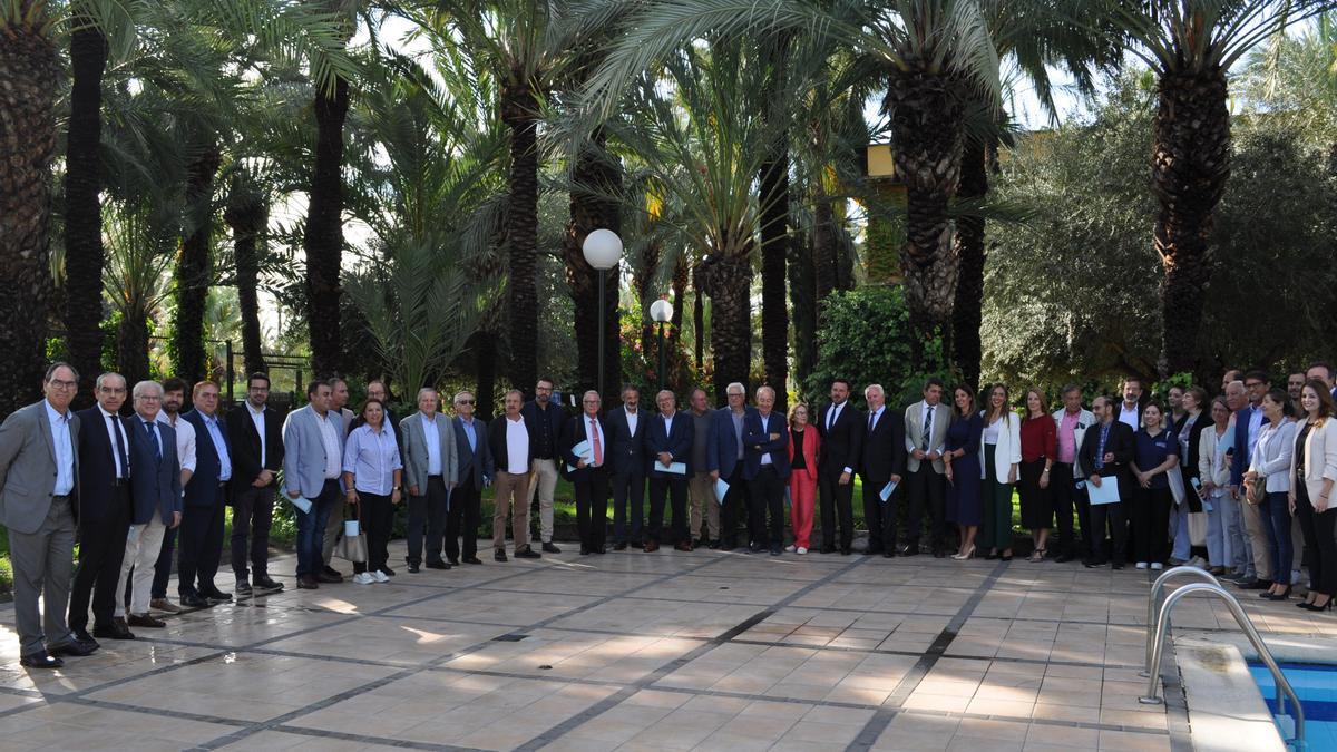 Foto de familia de todos los representantes de colectivos con los cargos del PP tras la reunión en el Hotel Milenio de Elche.