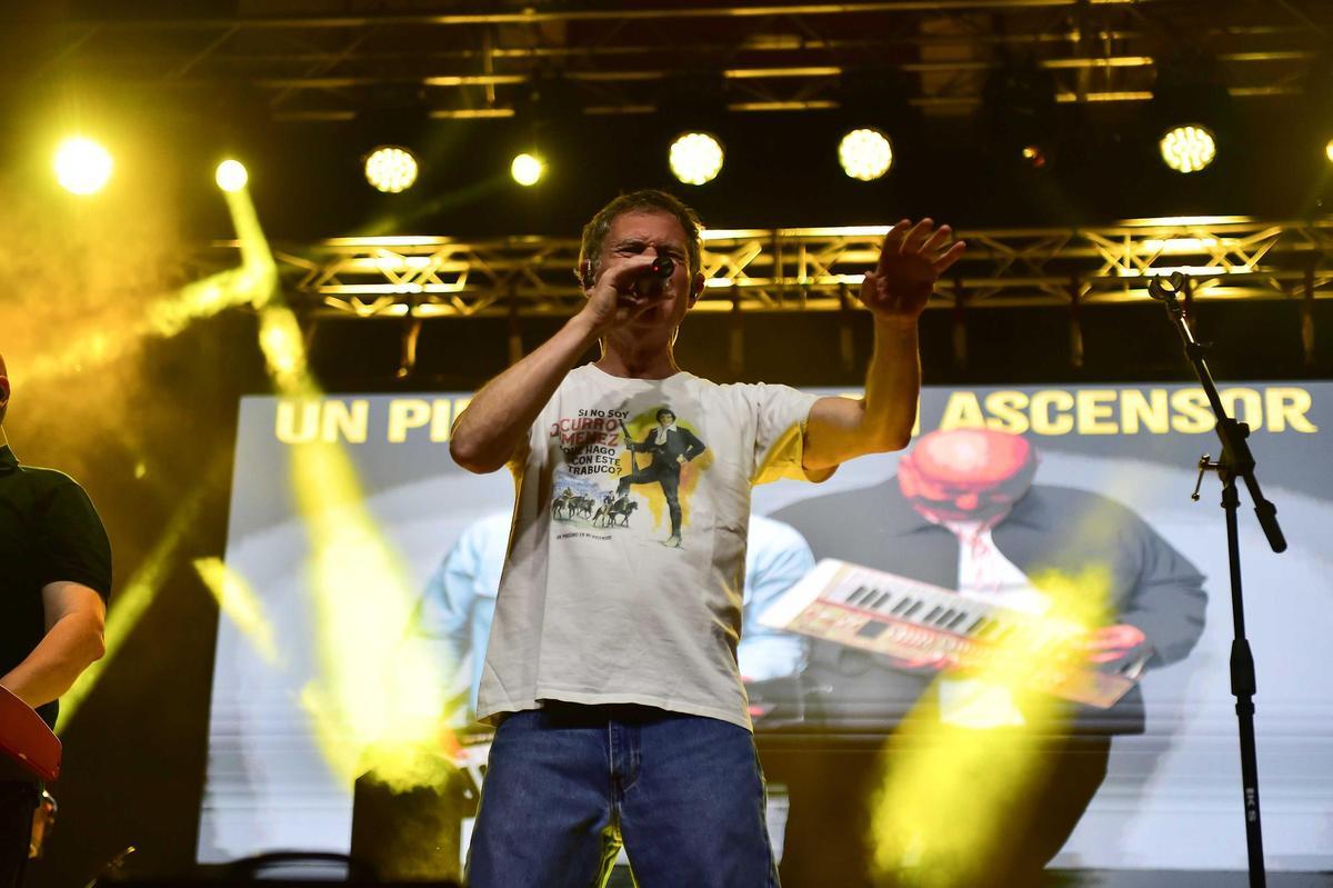 Fotogalería | Las imágenes de los conciertos de Paco Santos y Un pingüino, en la feria de Plasencia