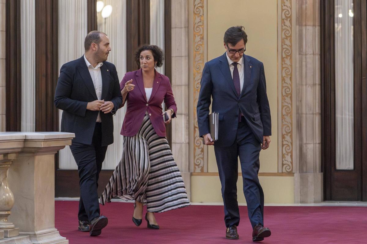 El president de la Generalitat, Salvador Illa, con la consellera de Ecomomia, Alícia Romero, y el de Presidència, Albert Dalmau, en el Parlament.
