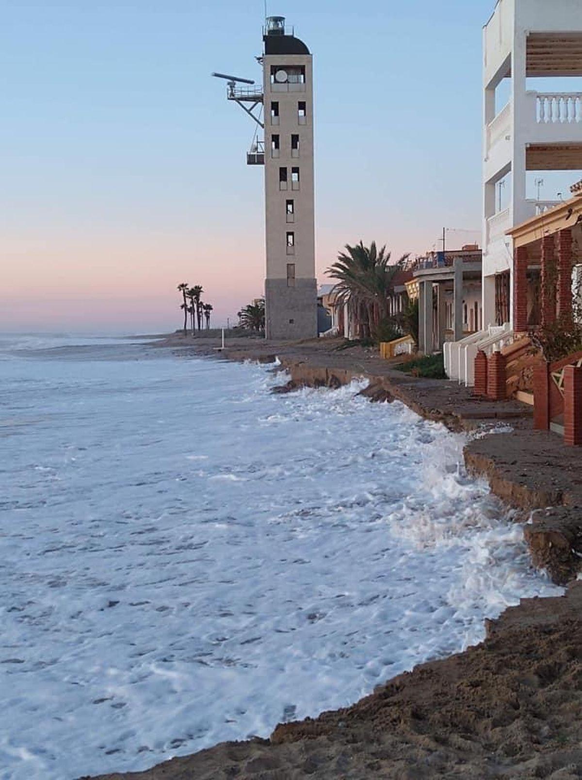 La playa de Bovalar es la que ofrece imágenes más impactantes del avance imparable del mar, que engulle todo a su paso.