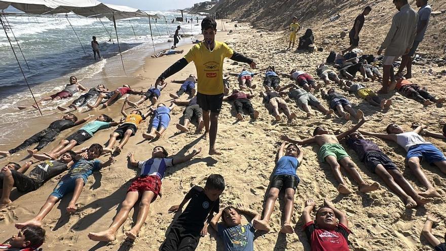 Las playas de Gaza se convierten en escuelas de natación