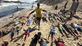 Las playas de Gaza se convierten en escuelas de natación