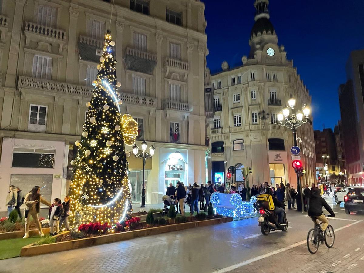 El árbol de Navidad de Castelló se consolida como atractivo y recupera su  trineo, image size:1200x900
