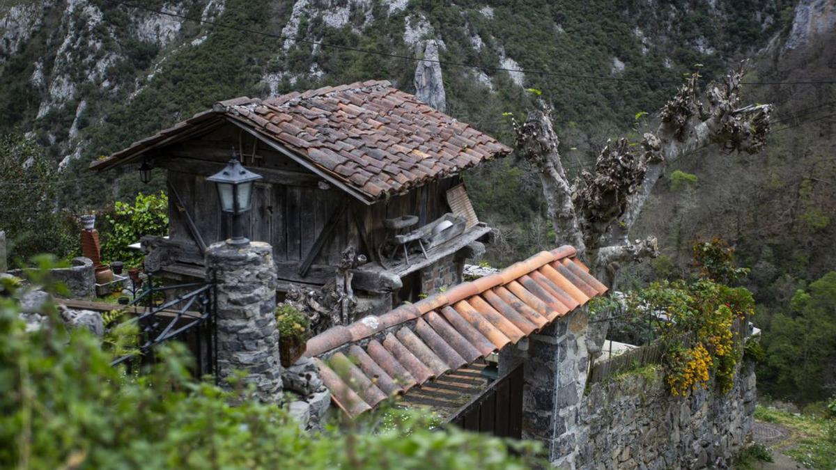 Un hórreo beyusco (tejado dos aguas) en San Ignacio de los Beyos.