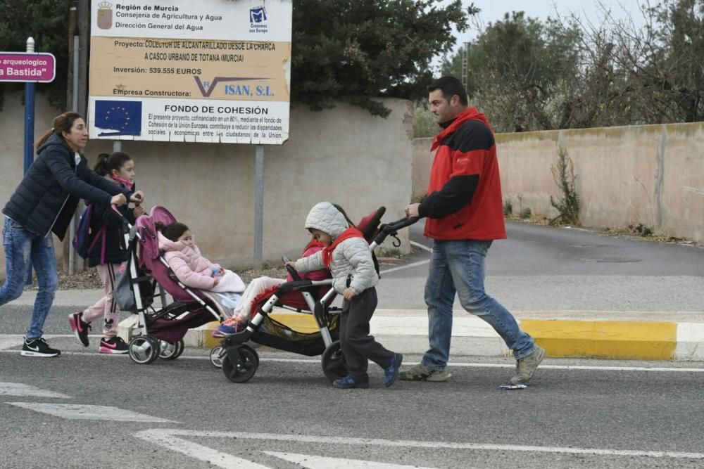 Cientos de fieles acompañan a la Santa.