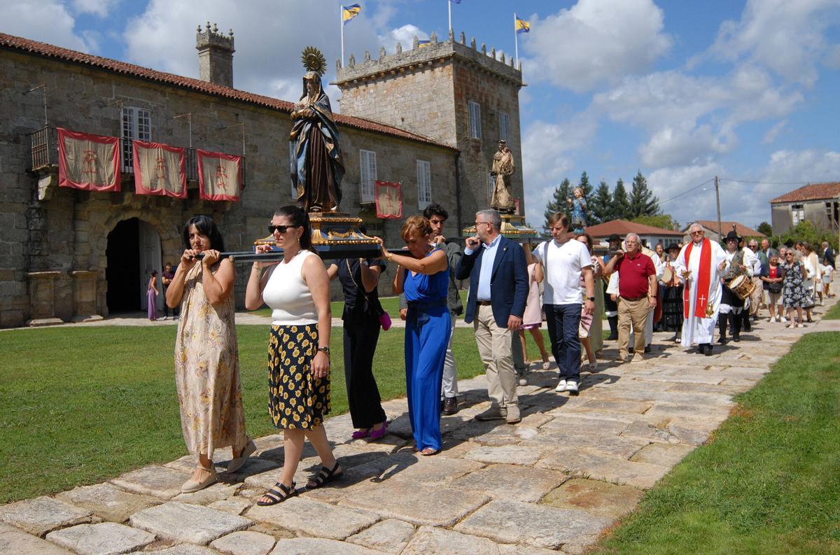 Es el último domingo del mes de agosto, el día más especial del año en el Pazo de Oca. Como marca la tradición y coincidiendo con la celebración del Sagrado Corazón, el duque de Segorbe, Ignacio Medina y Fernández de Córdoba y la princesa María de la Gloria de Orleans y Bragança abren las puertas del conocido como «Versalles gallego» para recibir una vez más a sus amigos. Es el último domingo del mes de agosto, el día más especial del año en el Pazo de Oca. Como marca la tradición y coincidiendo con la celebración del Sagrado Corazón, el duque de Segorbe, Ignacio Medina y Fernández de Córdoba y la princesa María de la Gloria de Orleans y Bragança abren las puertas del conocido como «Versalles gallego» para recibir una vez más a sus amigos.