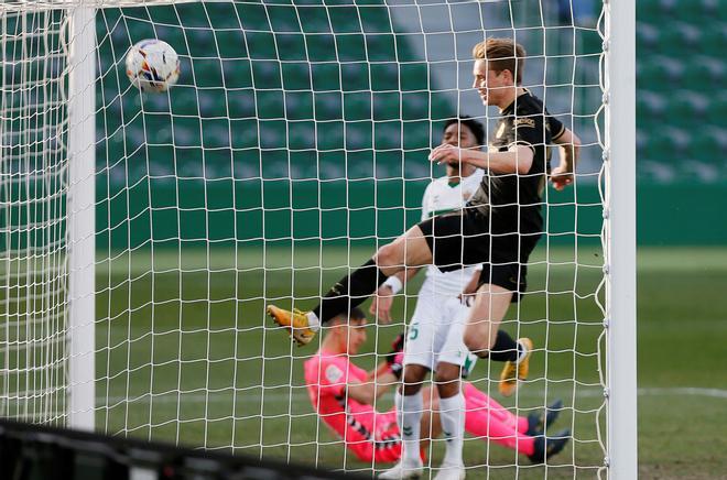 Frenkie de Jong marca el primer gol durante el partido de LaLiga entre el Elche y el FC Barcelona disputado en el estadio Martínez Valero.