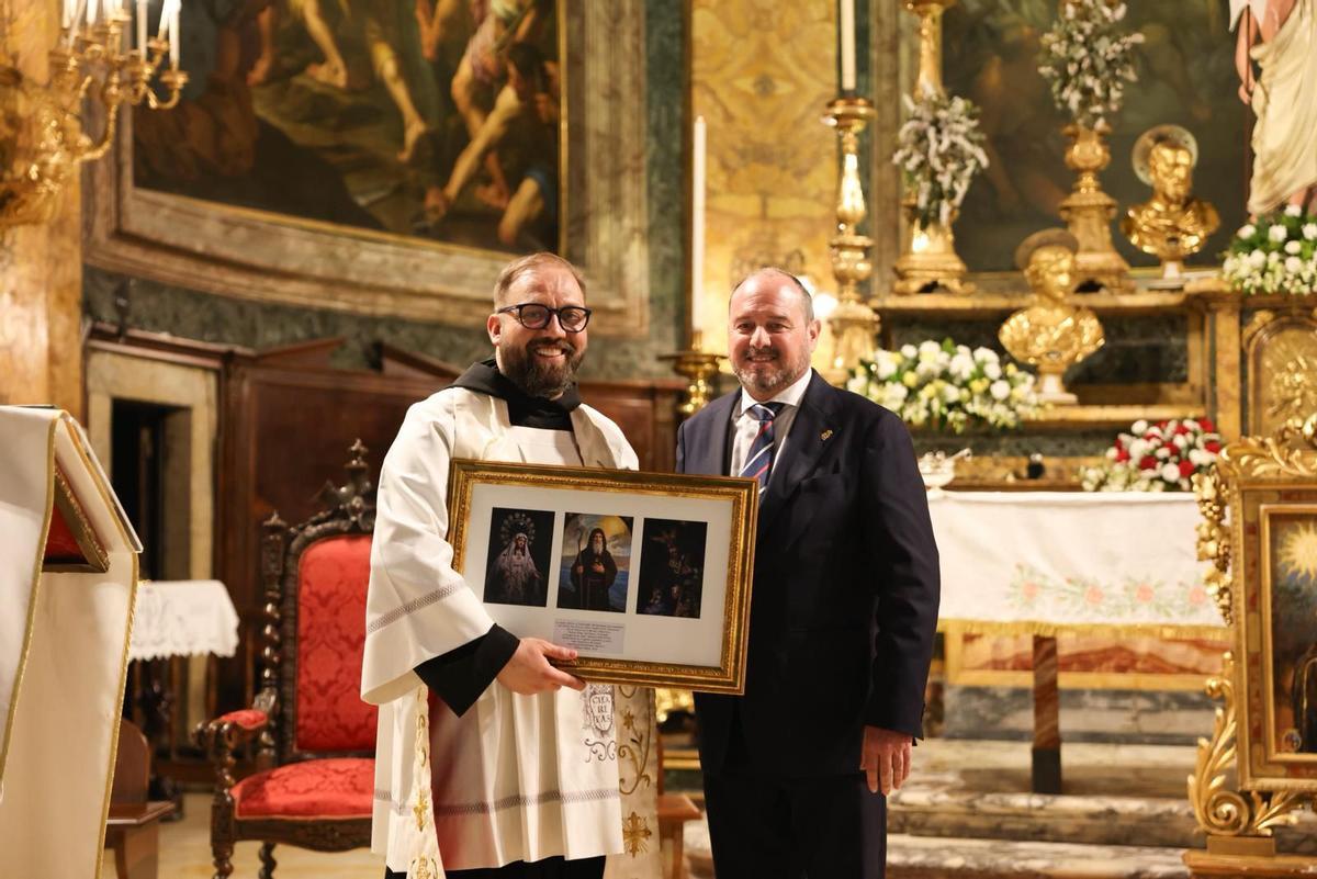 Entrega de la reliquia de San Francisco de Paula a la hermandad del Rocío.