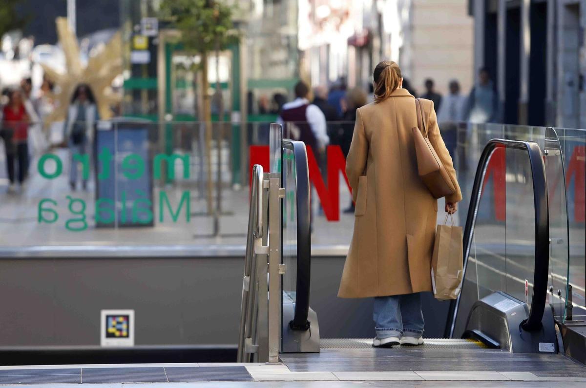 MLG 10-01-2025.-Miles de personas utilizan el Metro Málaga, donde han batido el récord de pasajeros