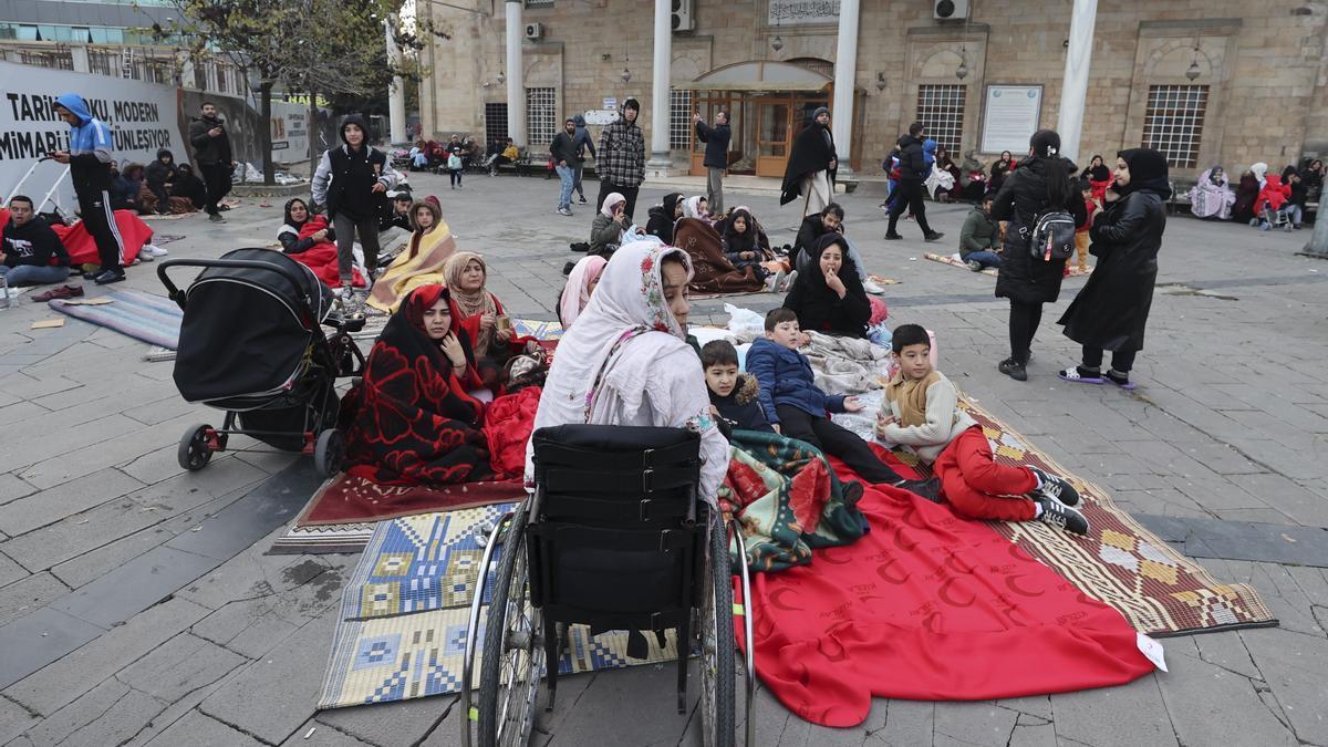 Decenas de personas esperan en las calles tras el impacto de un terremoto en Ducze, Turquía.