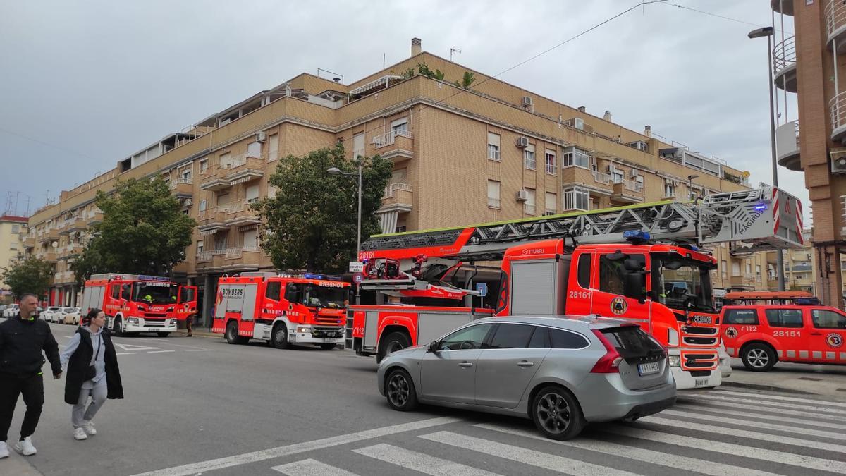Distintas unidades de bomberos se han desplazado hasta el lugar.