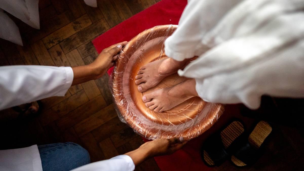 El truco de la abuela para tener unos pies recién salidos de un salón de belleza: ¡agarra el vinagre que tienes en casa!