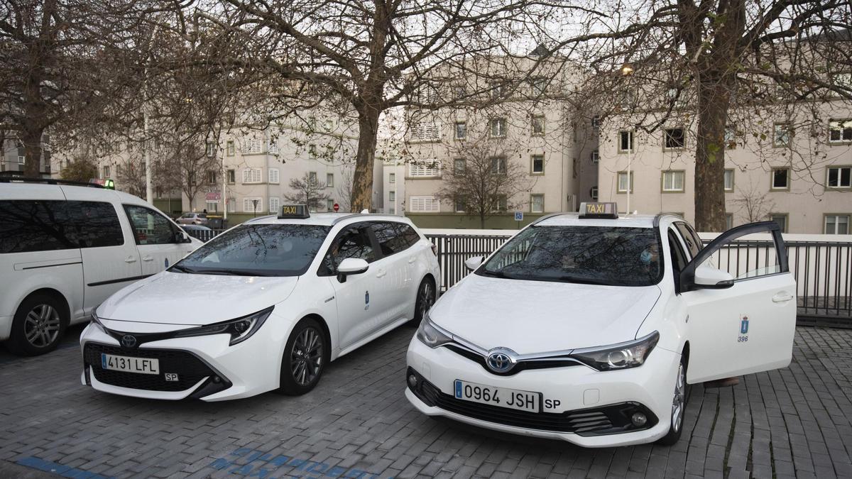 Vehículos de taxi en una calle de A Coruña