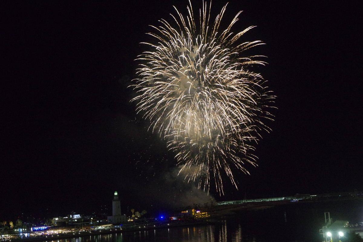 Fuegos de inicio de la Feria de Málaga desde desde el hotel Catalonia Molina Lario Fuegos de inicio de la Feria de Málaga desde desde el hotel Catalonia Molina Lario