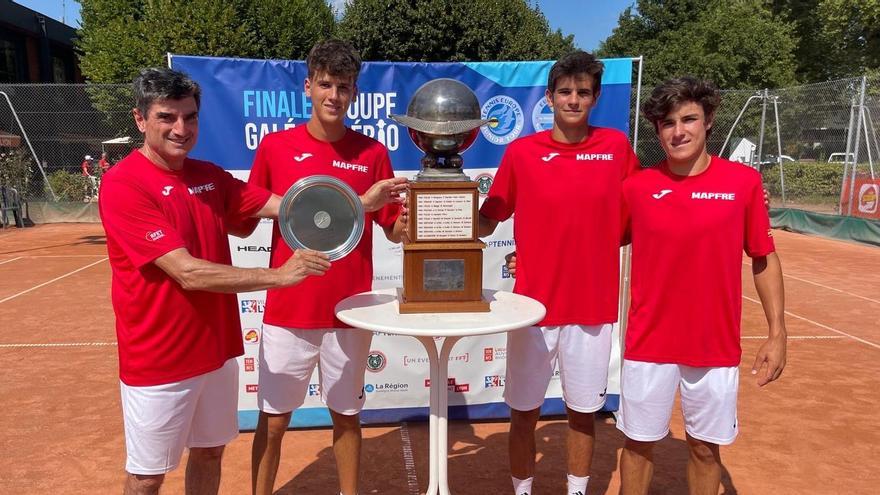 Izan Almazán junto a sus compañeros de equipo y el capitán en la Summer Cups