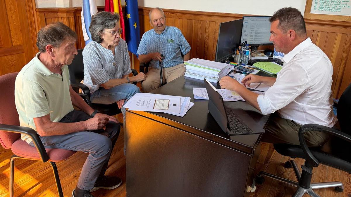 José Manuel Mato, dereita, con propietarios dos terreos adquiridos polo Concello.