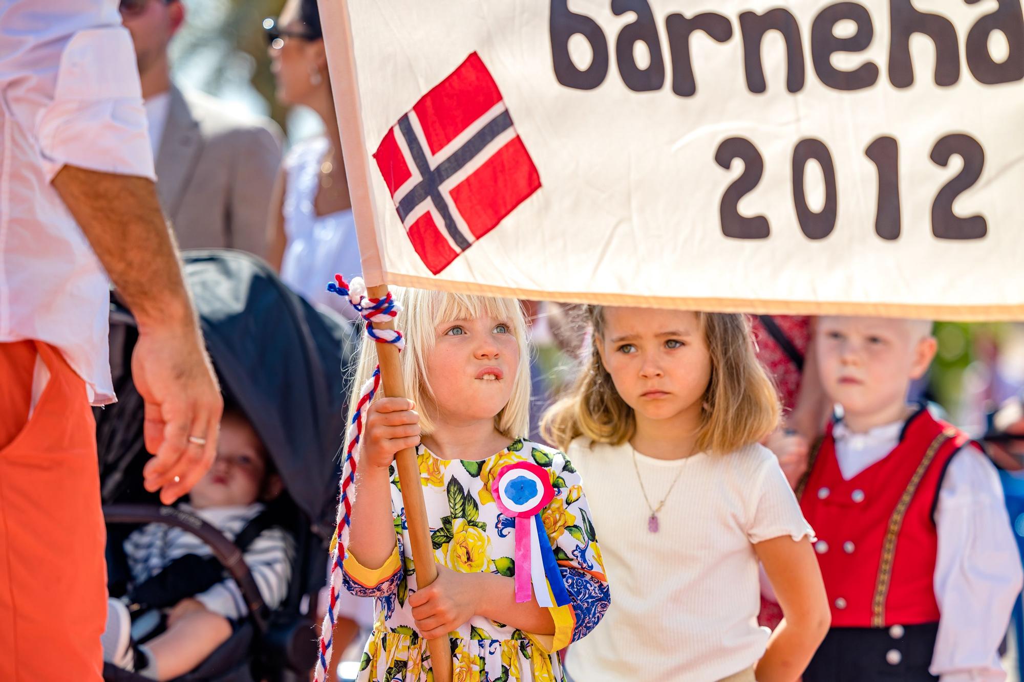 Banderas, desfiles, música, trajes regionales y un sol de justicia. L'Alfàs del Pi ha vuelto a ser este martes una "pequeña" Noruega con la celebración día oficial del país.