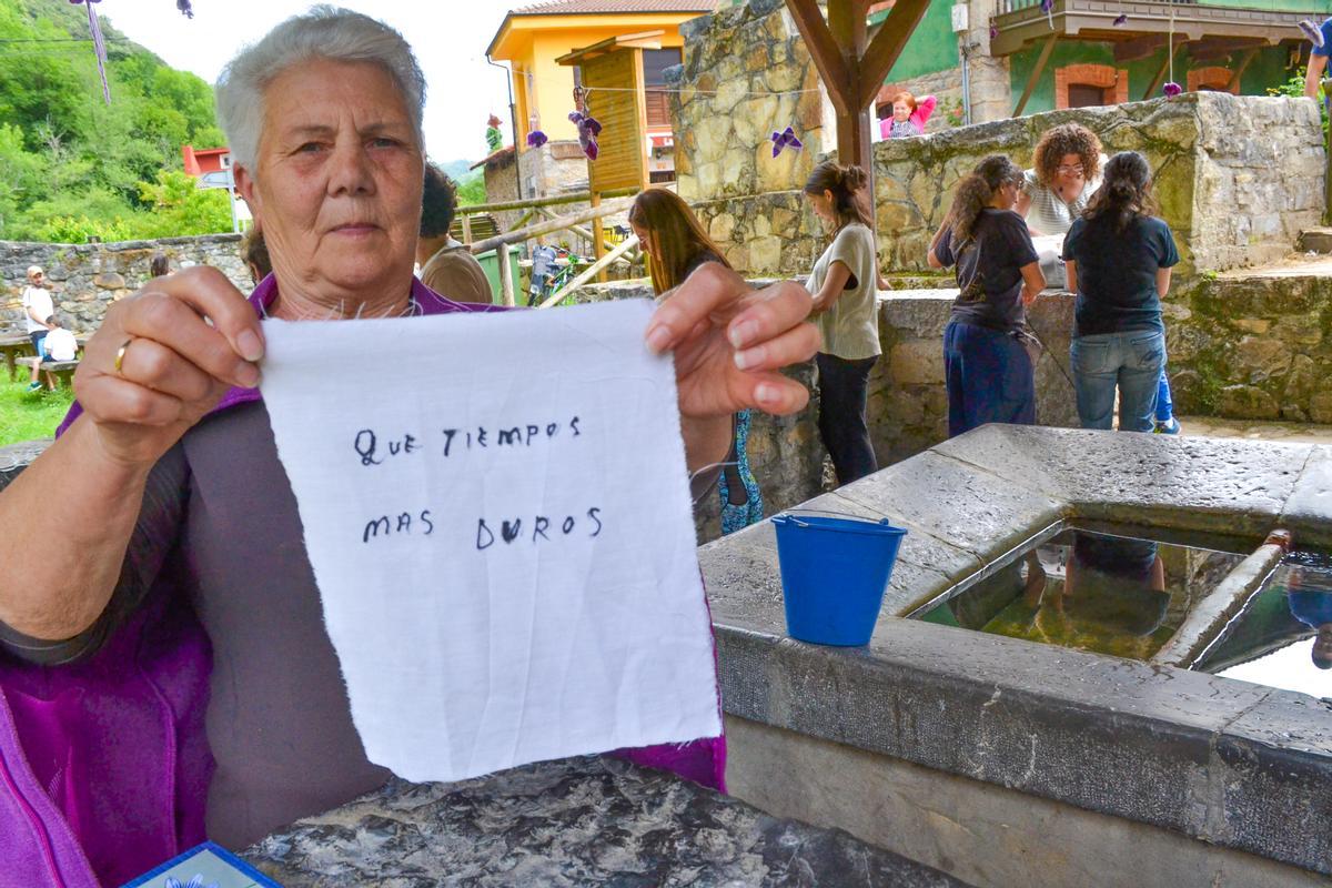 Josefina Fernández, con el mensaje que ella escribió sobre el trabajo en el lavadero.