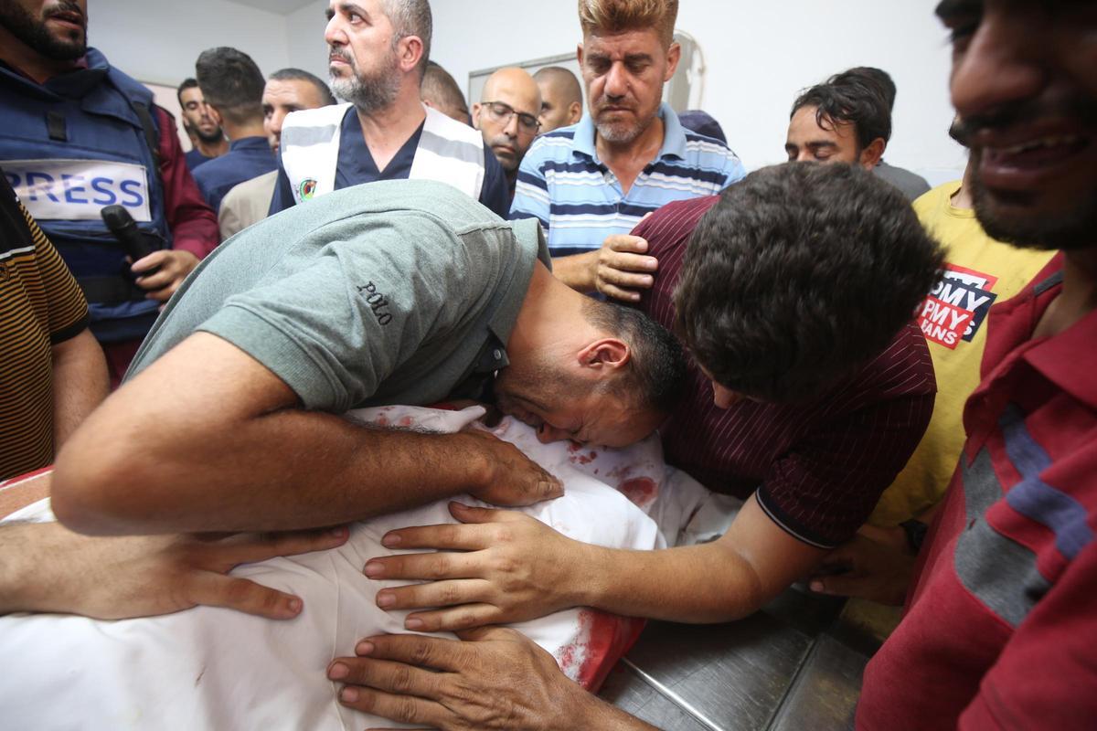 Familiares lloran a sus muertos por los ataques de Israel en la Franja de Gaza.