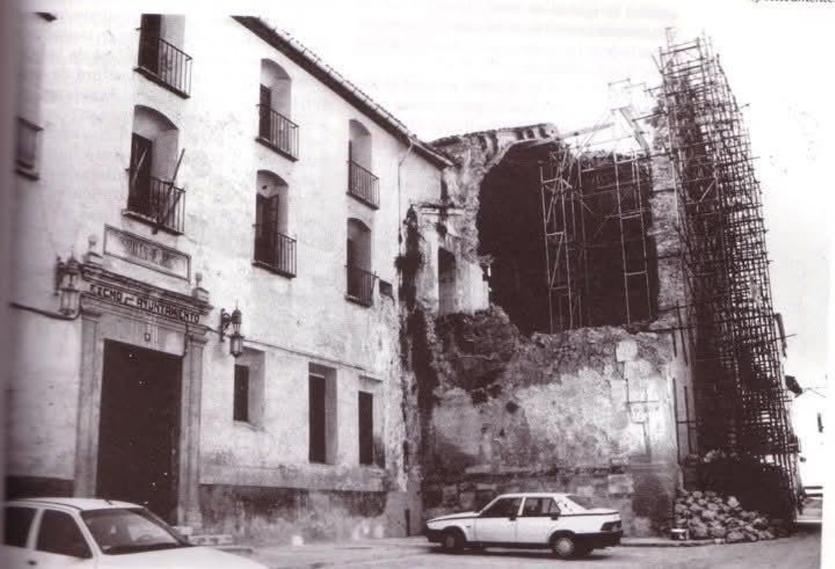 Trabajos de reconstrucción tras el derrumbe en la iglesia de Sant Agustí de Xàtiva.