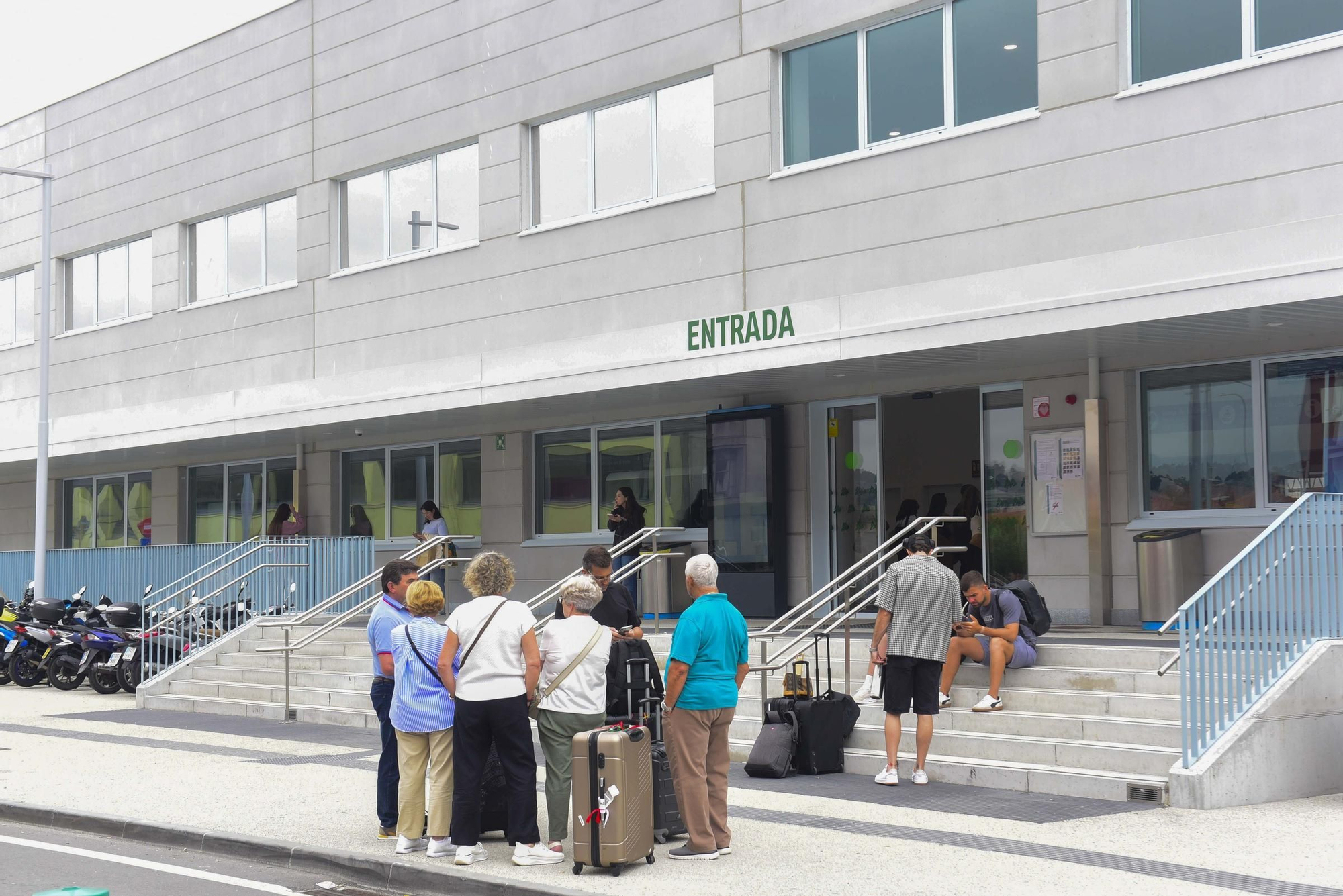 Dudas y colas en la estación de tren de A Coruña durante el primer día sin abono gratuito