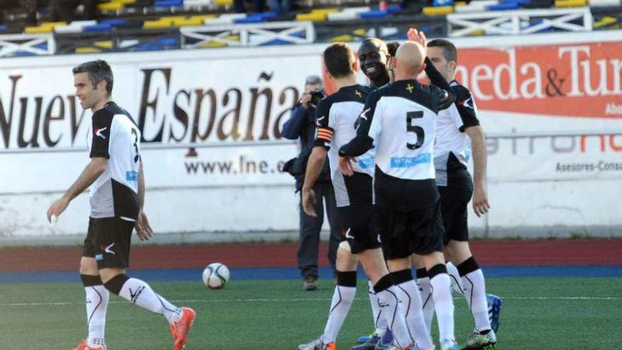 Los futbolistas del Caudal felicitan a Martins tras el tanto que dio a los mierenses el título de liga.