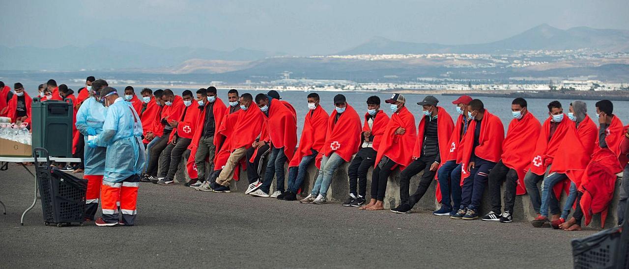 El grupo de inmigrantes llegados ayer a Arrecife de Lanzarote, atendidos por el personal de Cruz Roja. | | JAVIER FUENTES (EFE)