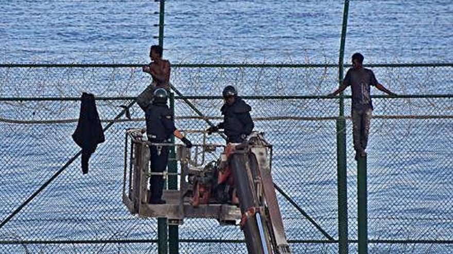 Els immigrants van ser baixats de la tanca d&#039;un en un.