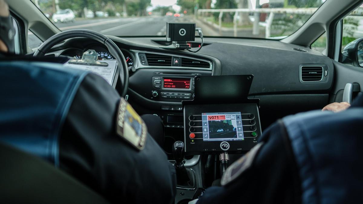 Agentes de la Policía Local de Santa Cruz controlan el radar en el interior de un vehículo.