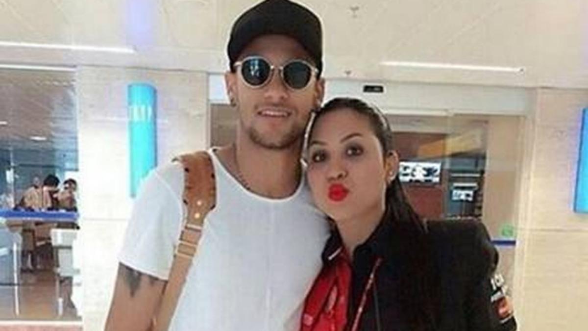 Neymar, junto a una azafata