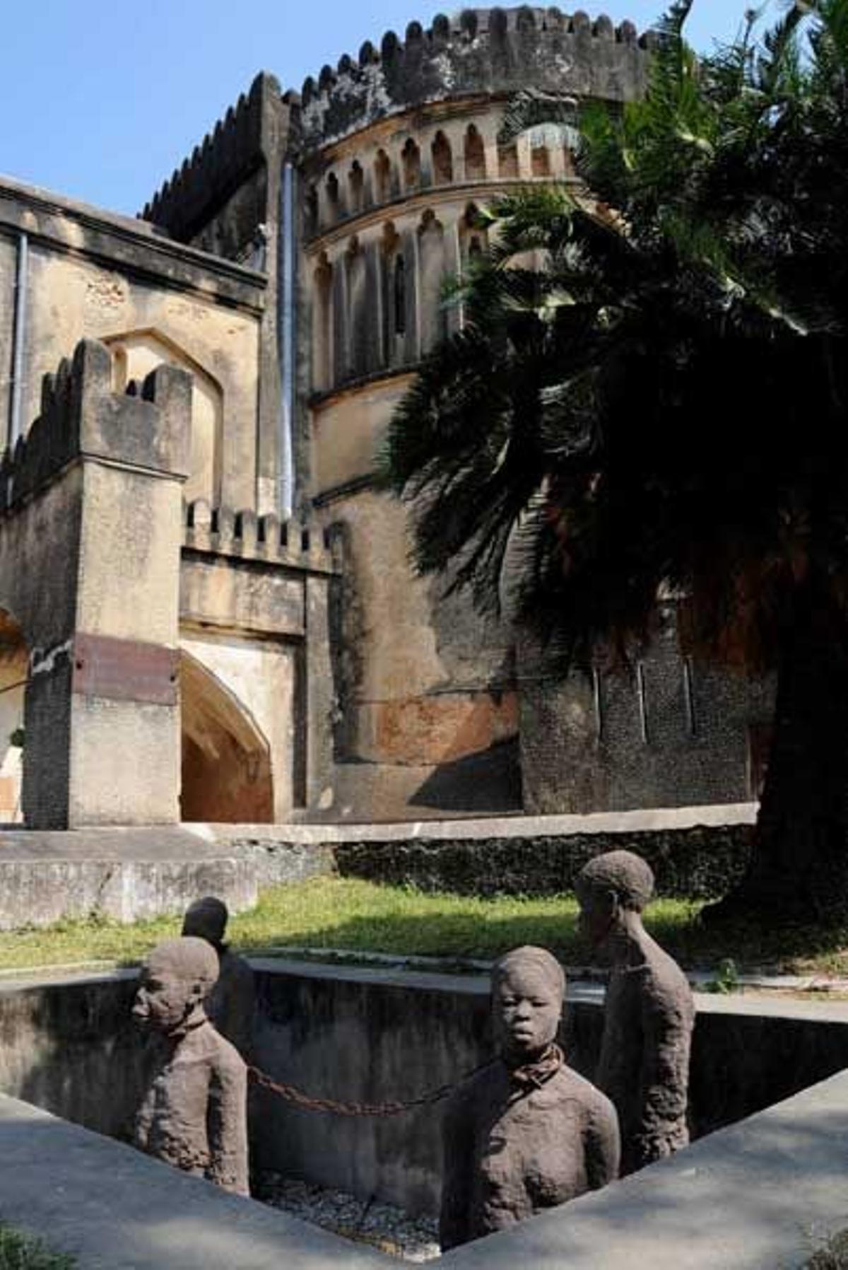 Escultura en las calles de Stone Town que recuerda la venta de esclavos en los mercados de la ciudad.
