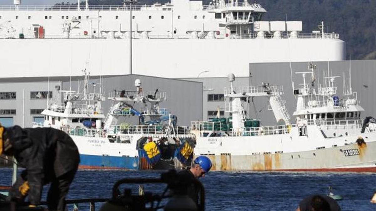 Dos arrastreros de Gran Sol amarrados en el muelle de reparaciones de Bouzas.