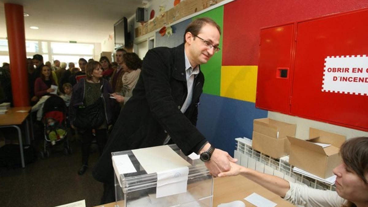 El candidato de ICV-EUiA, Joan Herrera, ejerce su derecho al voto en el Poblenou (Barcelona).