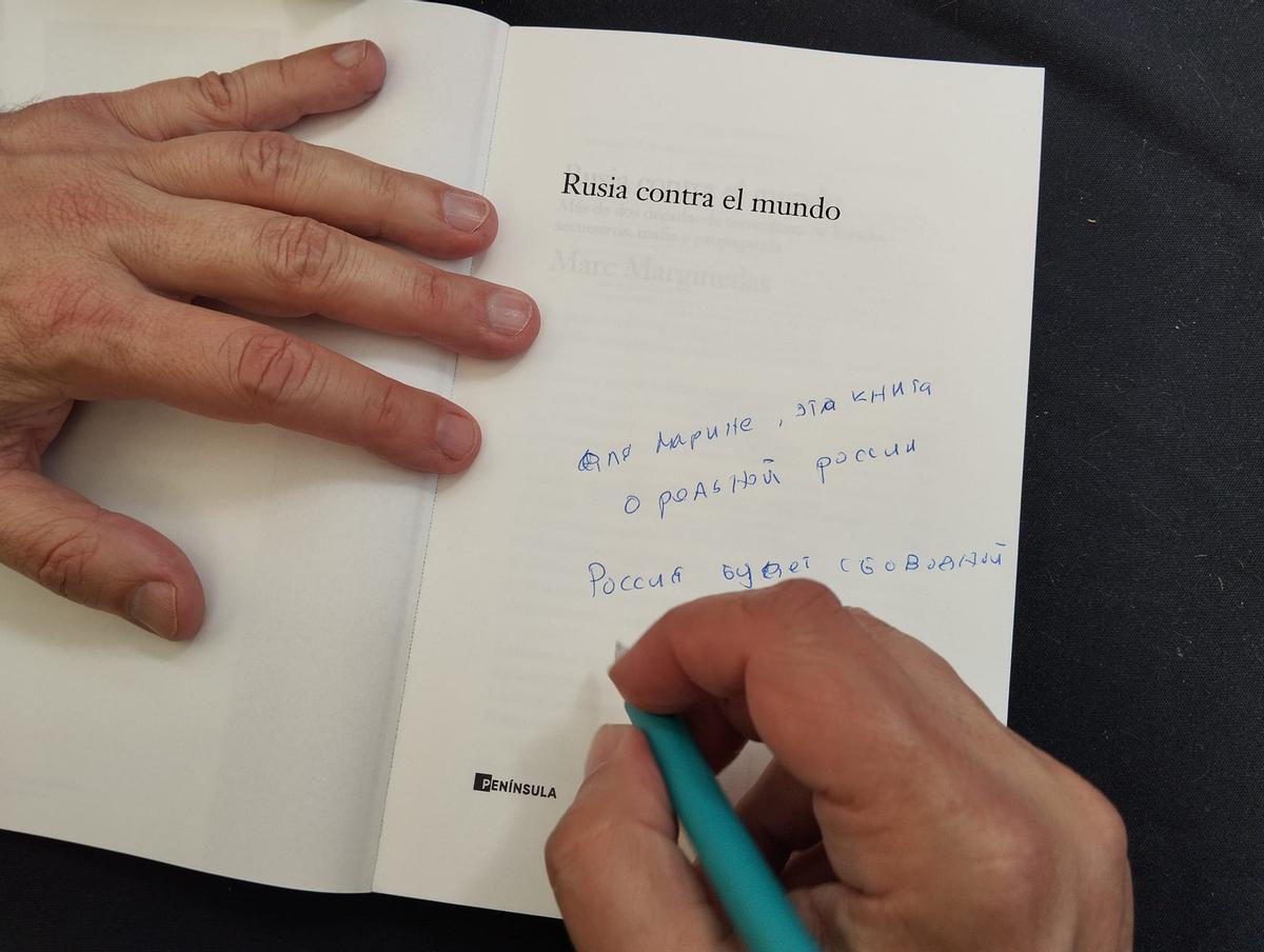 La dedicatoria, en alfabeto cirílico, de Marc Marginedas