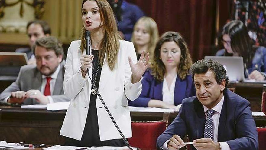 Marga Prohens, del PP, interviniendo en un pleno del Parlament. A su lado, Biel Company.