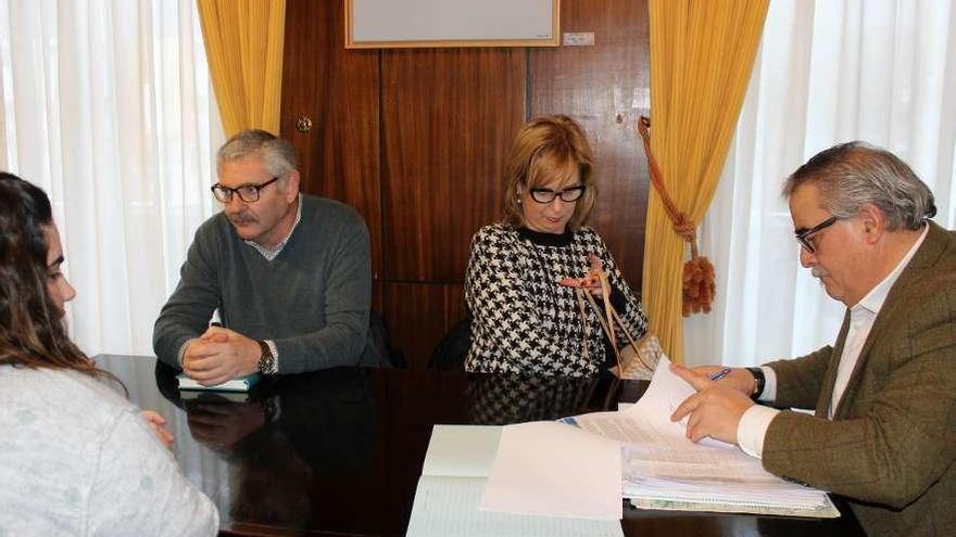 Aníbal Vázquez firma el convenio junto a María José Otero, en presencia de Carlos Becedóniz e Itziar Vicente, ayer, en el Ayuntamiento de Mieres.