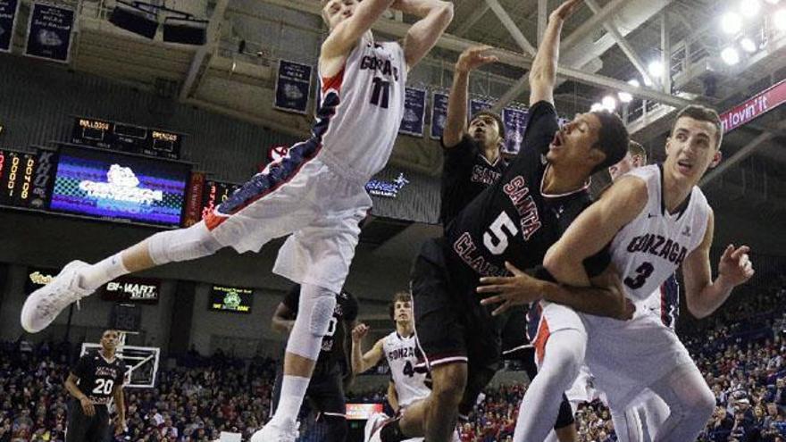 Domas Sabonis se eleva para encestar una canasta con su equipo de Gonzaga frente a Santa Clara.