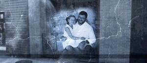 Frustració i incredulitat: crònica de les cinc hores que la Policia va treballar al pis en el qual va morir asfixiada una nena a Gijón