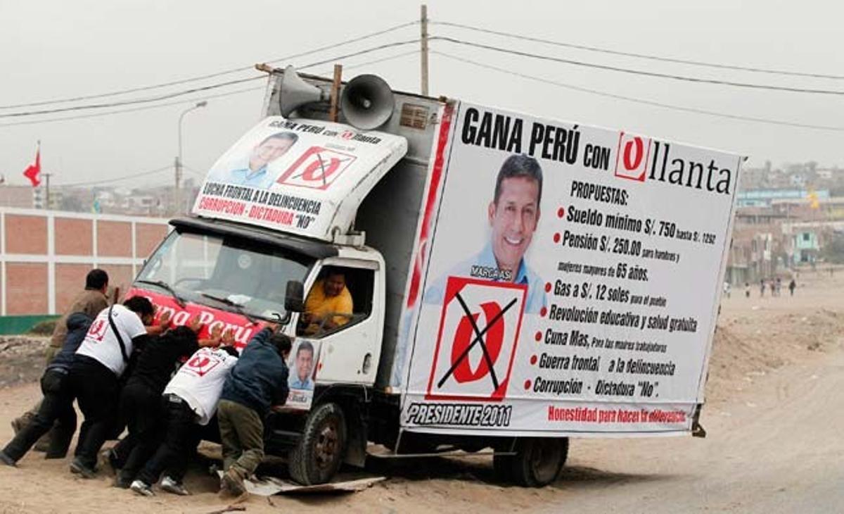 Partidaris del candidat presidencial peruà Ollanta Humala empenyen un camió de propaganda electoral als suburbis de Lima.