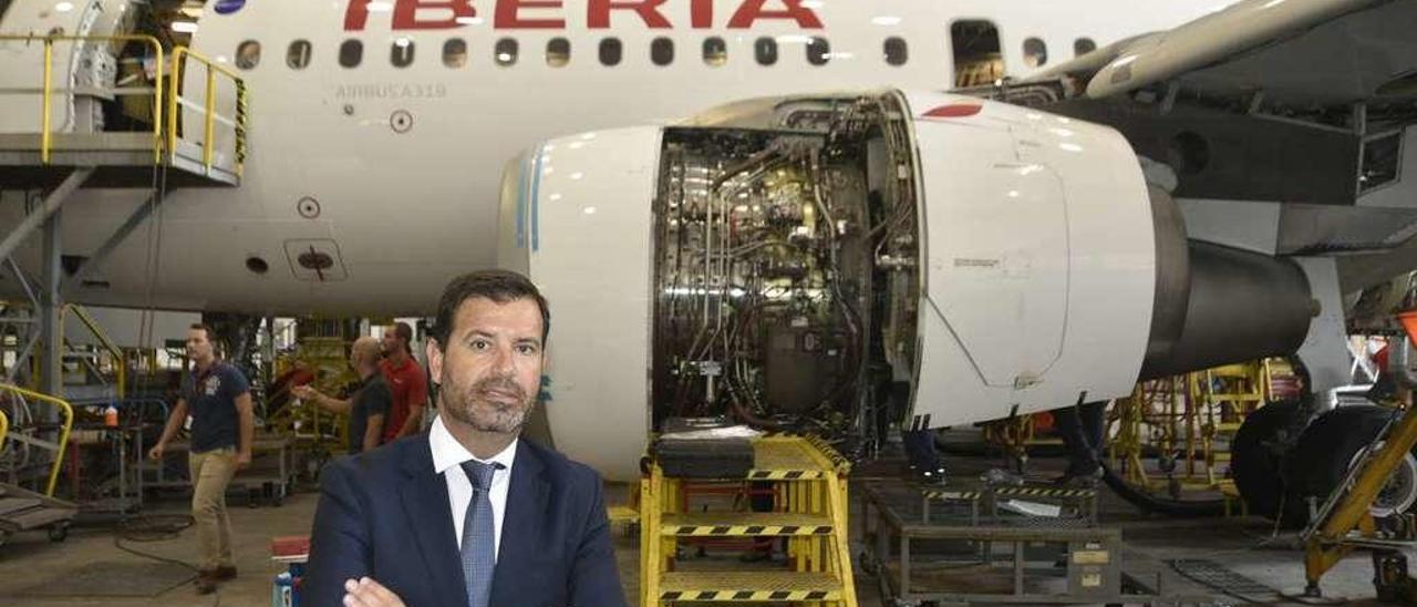 Eduardo Arias, ante un avión que se está revisando en uno de los hangares de Iberia.