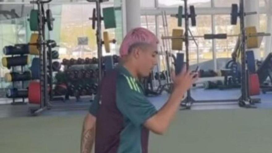 Araujo hace ejercicios con la ropa de la selección en México.