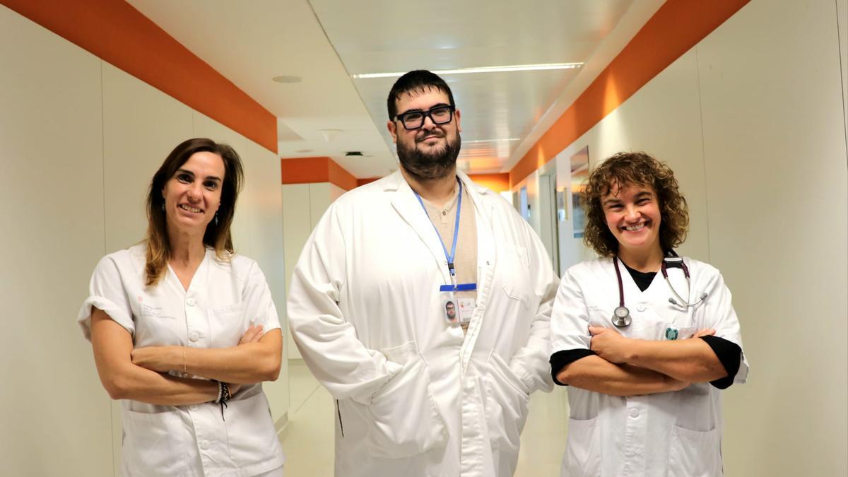 En la foto, de izquierda a derecha, Iosune Echeverría, supervisora de enfermería de la Unidad de Hemodiálisis, Borja Macías Gamo, psiquiatra, y la jefa del Servicio de Nefrología, Cassandra Puig Hooper.