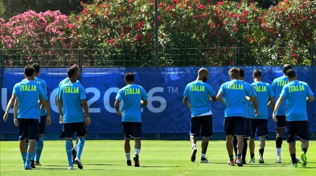 rpaniagua34528614 italy s players attend a training session at italy s trainin160701191518