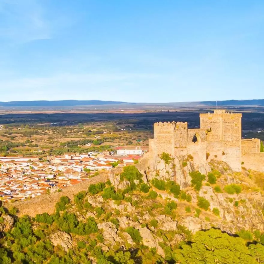 Las raíces de Isabel Gemio están en un pueblo con un castillo del siglo XIII: "La dureza de Extremadura me ha permitido aguantar todos los golpes"