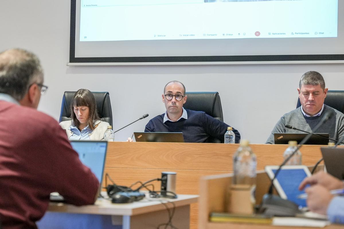 El presidente del Consell, Óscar Portas, entre la vicepresidenta primera Verónica Castelló y el vicepresidente segundo, Javi Serra