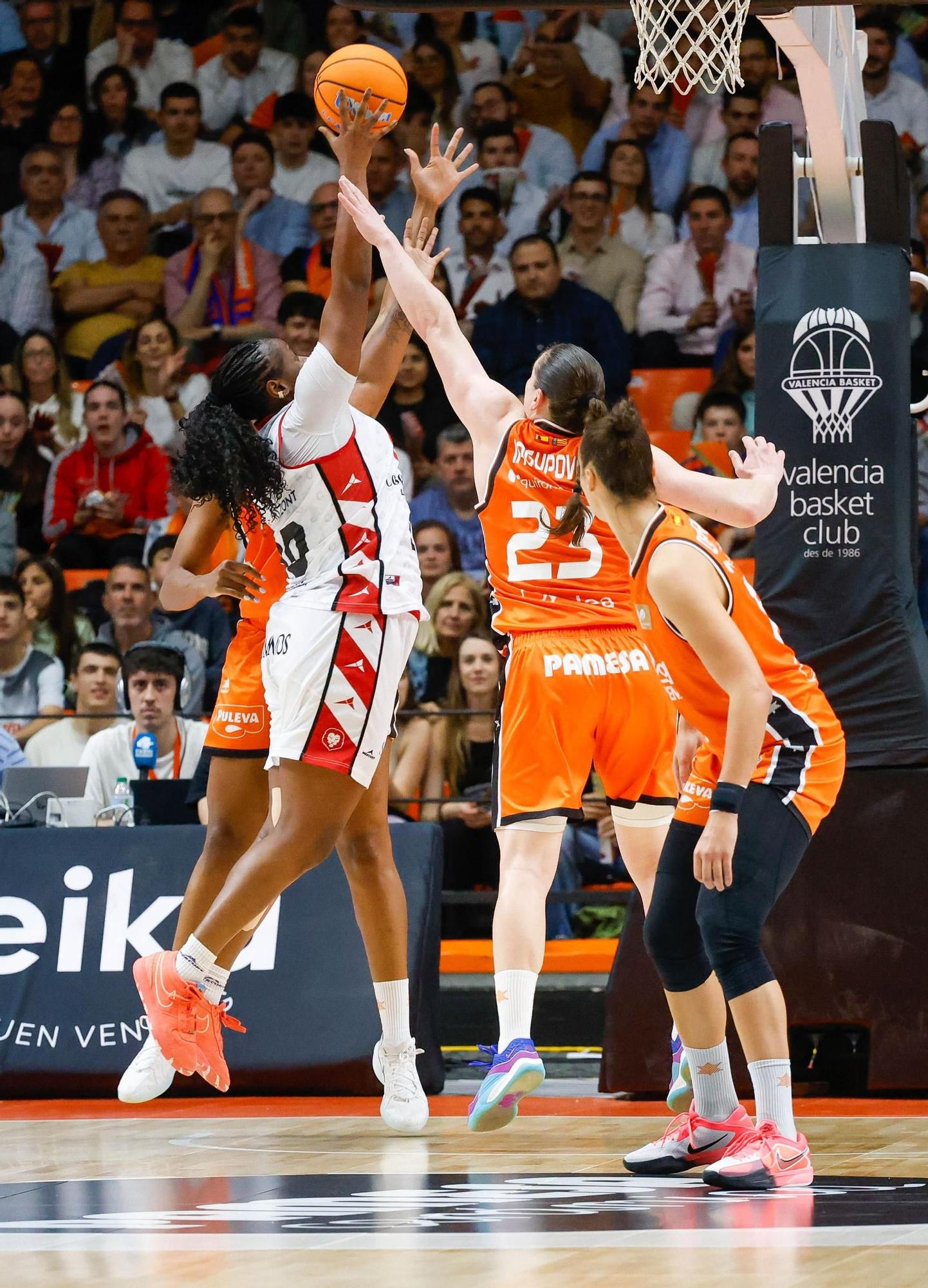 En imágenes | Primer partido de la final entre Valencia Basket y Casademont Zaragoza